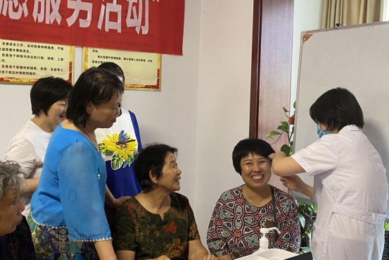 河南经贸职业学院举行“健康中原行，大医献爱心”公益活动